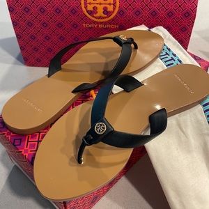 BNIB Manon Thong Sandal
Color: Perfect Black
Size: 7